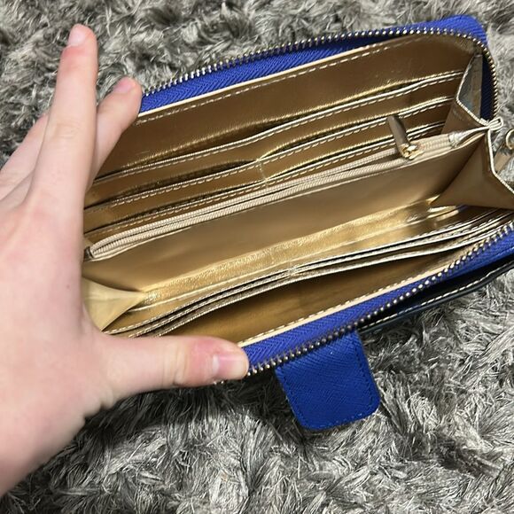 Blue wristlet with gold insides and detachable chain - Picture 4 of 6